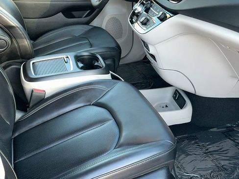 Used 2023 Chrysler Pacifica Touring-L image 21