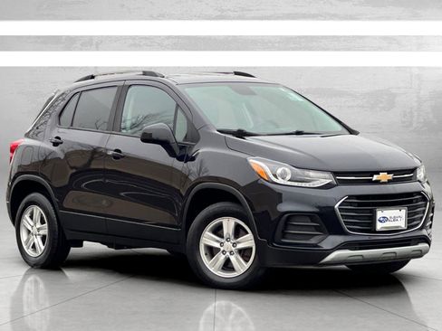Used 2021 Chevrolet Trax LT w/ LT Convenience Package image 2