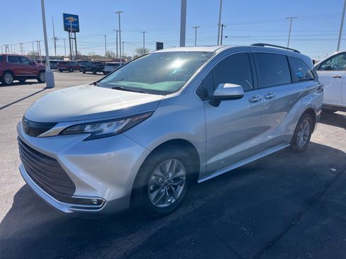Used 2022 Toyota Sienna XLE image 1