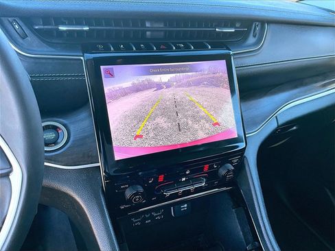 Used 2023 Jeep Grand Cherokee Limited image 18