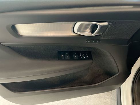 Used 2022 Volvo XC40 T5 Momentum image 13