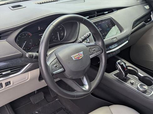 Used 2022 Cadillac XT4 Premium Luxury w/ Enhanced Visibility Package FWD image 10