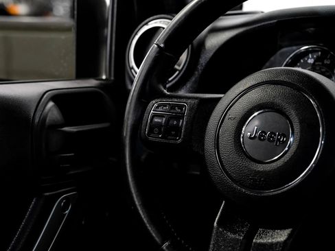 Used 2015 Jeep Wrangler Unlimited Rubicon w/ Connectivity Group AWD/4WD image 27
