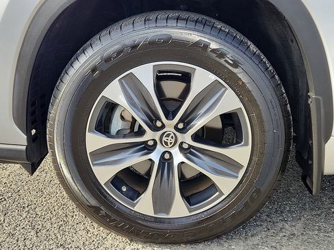 Used 2024 Toyota Highlander XLE image 8