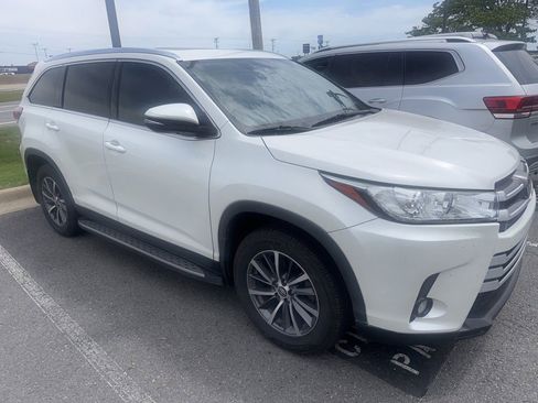 Used 2019 Toyota Highlander XLE FWD image 4