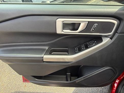 Used 2022 Ford Explorer XLT w/ Equipment Group 202A AWD/4WD image 18