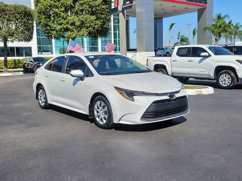 Used 2023 Toyota Corolla LE image 2