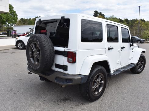 Used 2016 Jeep Wrangler Unlimited Sahara image 9