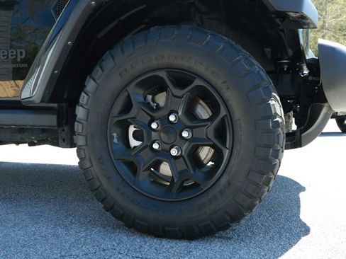 Used 2023 Jeep Gladiator Willys AWD/4WD image 5
