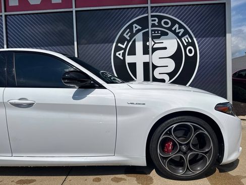 Used 2022 Alfa Romeo Giulia Veloce AWD/4WD image 3
