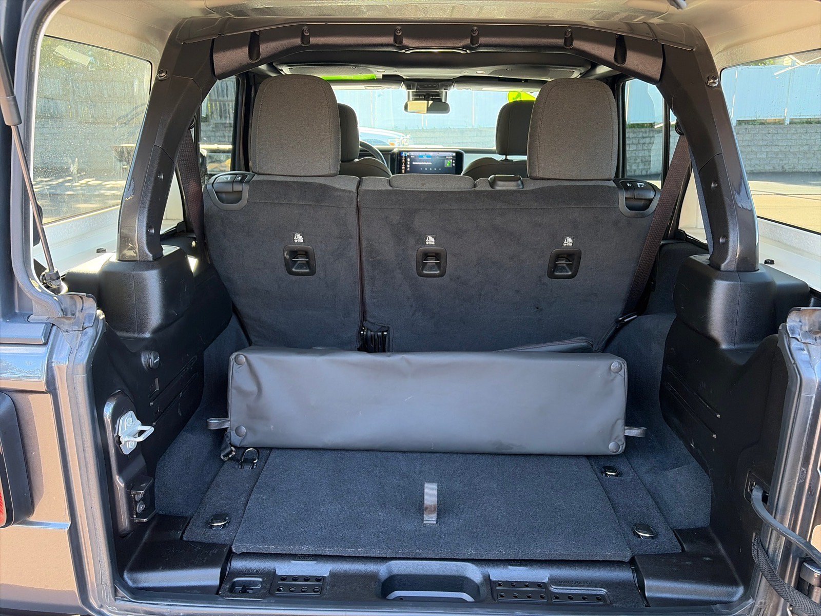 Used 2024 Jeep Wrangler Unlimited Sport AWD/4WD image 9