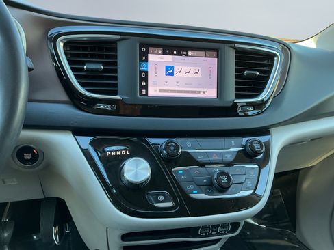 Used 2022 Chrysler Voyager LX image 12