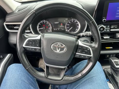 Used 2023 Toyota Highlander XLE AWD/4WD image 36