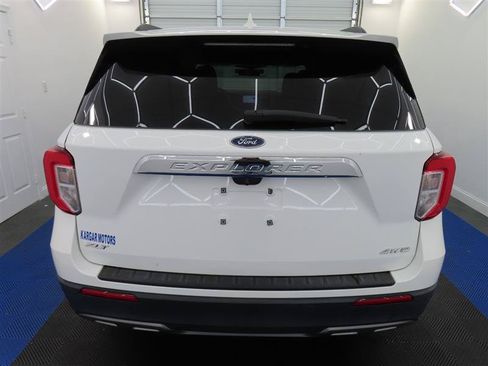 Used 2022 Ford Explorer XLT w/ Equipment Group 202A AWD/4WD image 12