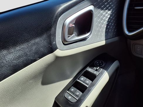 Used 2025 Kia Soul LX w/ LX Technology Package FWD image 29