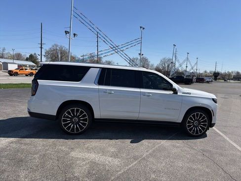 Used 2025 Chevrolet Suburban High Country AWD/4WD image 17