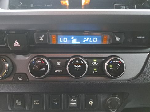 Used 2017 Toyota Tacoma TRD Sport w/ Premium & Technology Package AWD/4WD image 21