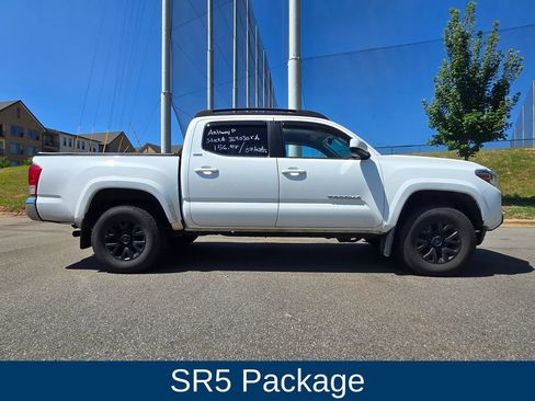 Used 2017 Toyota Tacoma SR5 w/ Tow Package AWD/4WD image 2