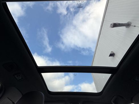 Used 2022 Volvo XC40 T5 R-Design image 19