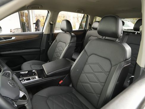 Used 2024 Volkswagen Atlas SE image 24