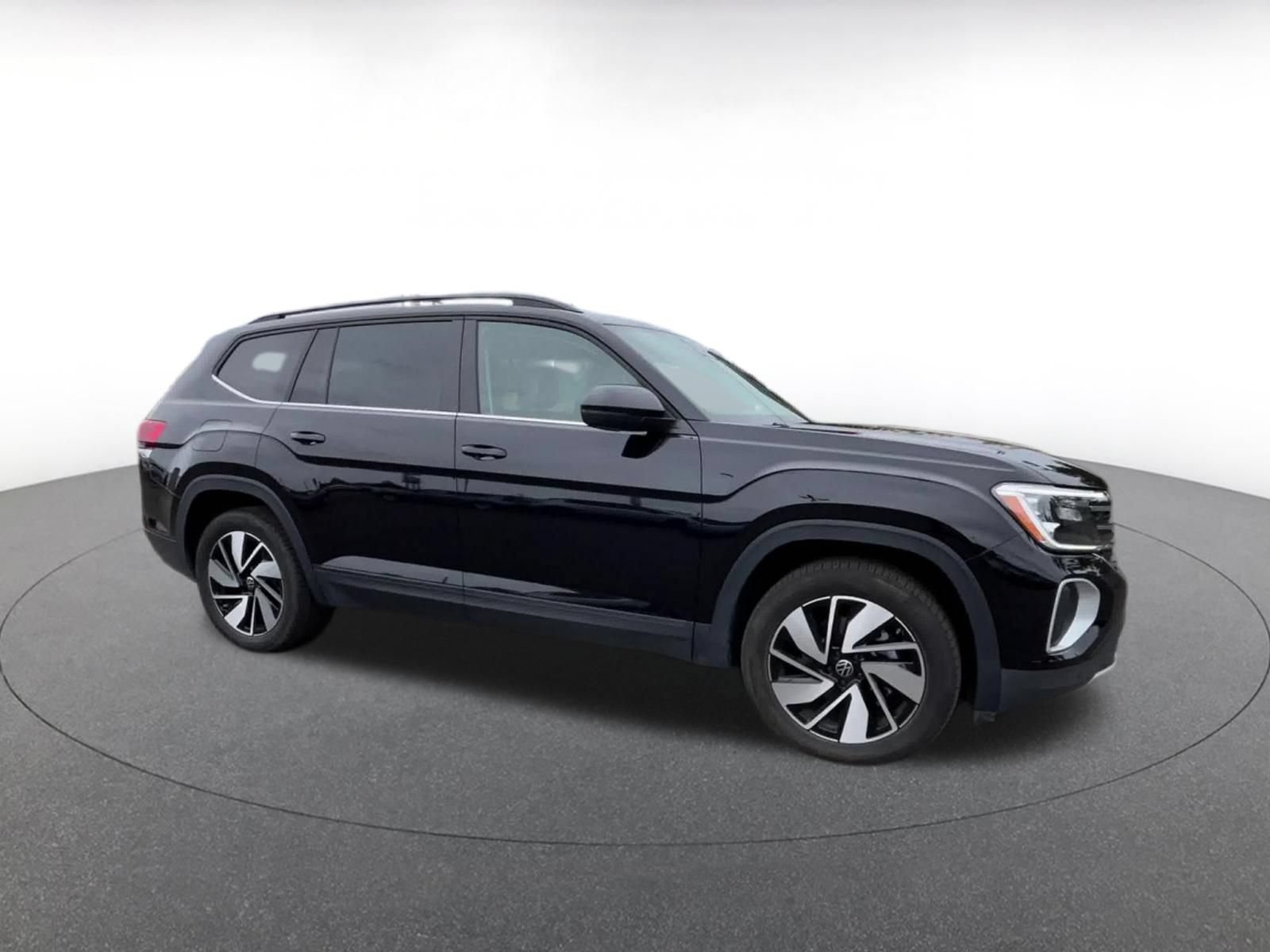 Used 2026 Volkswagen Atlas SE FWD image 2