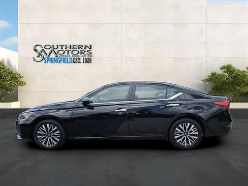 Used 2025 Nissan Altima 2.5 SV FWD image 2