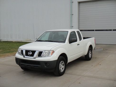 Used 2019 Nissan Frontier S image 2