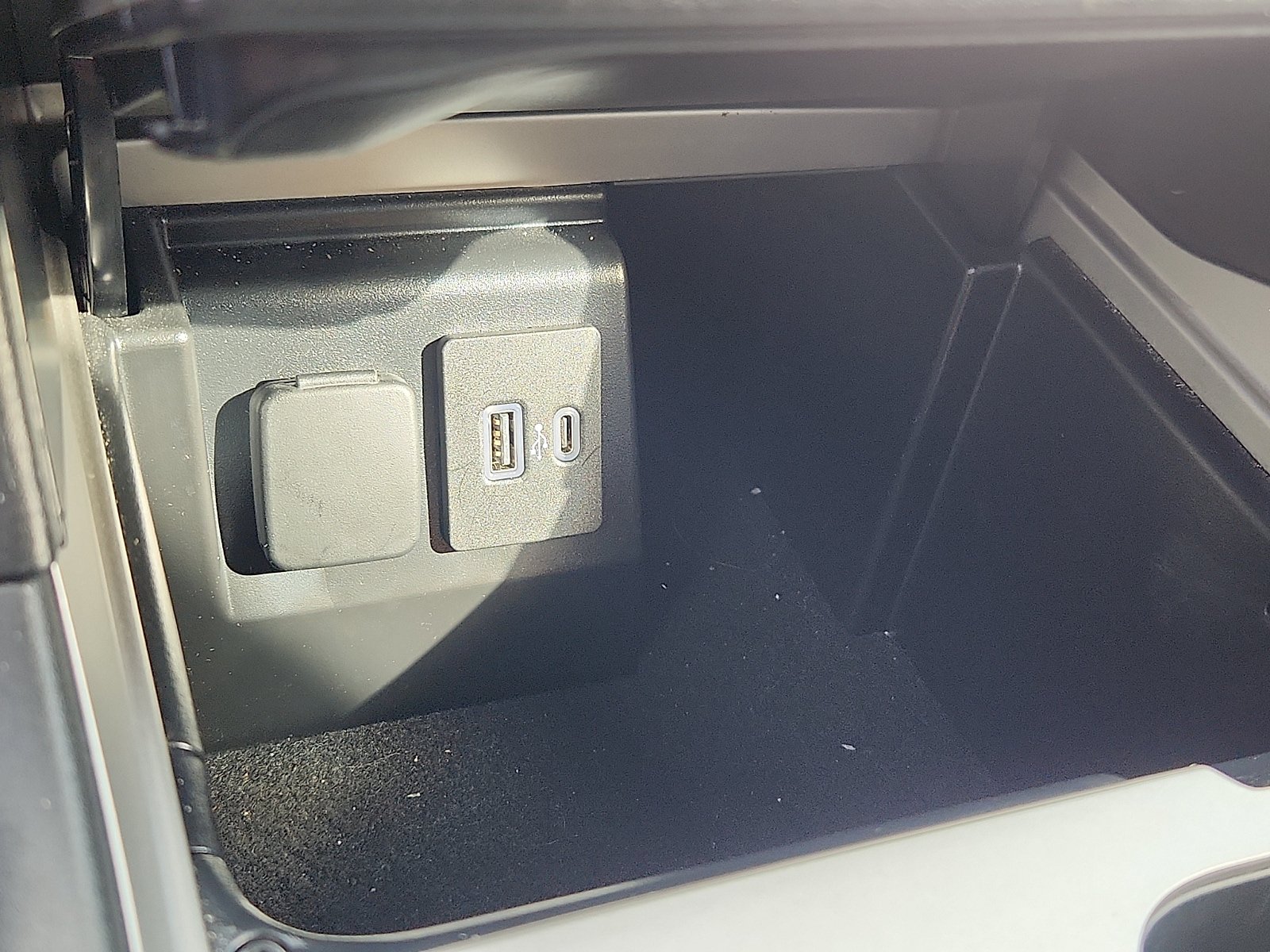 Used 2023 Ford Explorer XLT AWD/4WD image 25