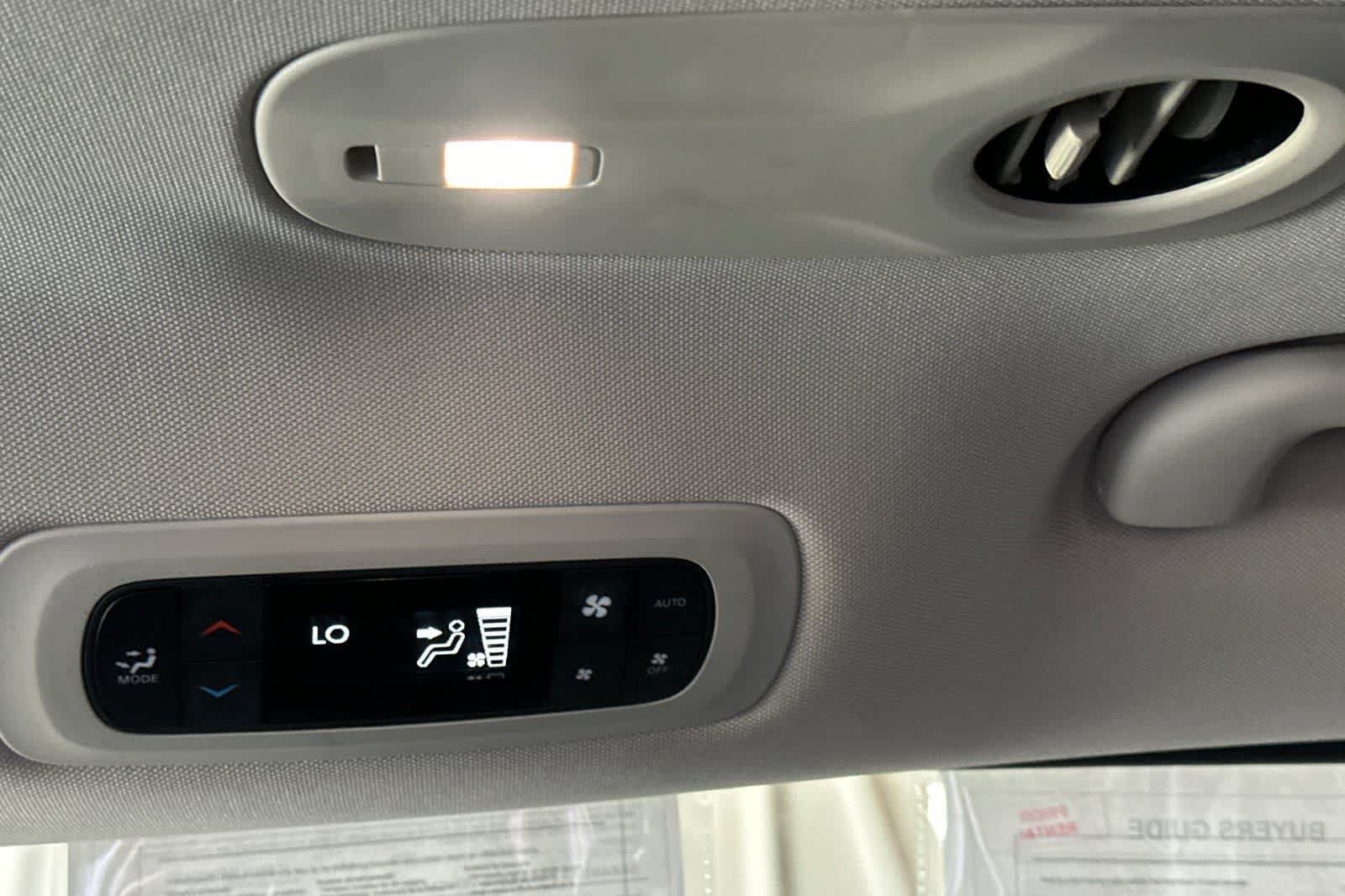Used 2023 Chrysler Pacifica Touring-L FWD image 17