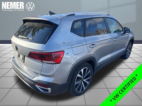 Certified 2023 Volkswagen Taos SE w/ Panoramic Sunroof Package image 5