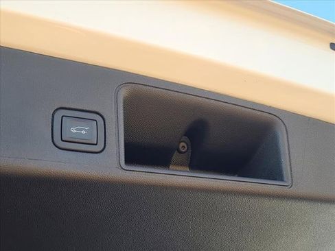 Used 2024 GMC Terrain SLT image 22