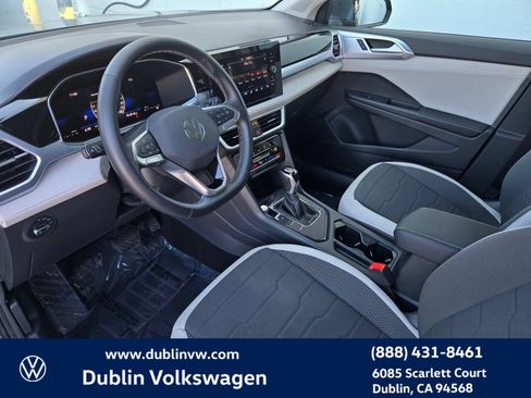 Certified 2025 Volkswagen Taos SE w/ Panoramic Sunroof Package FWD image 9