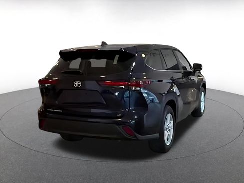 Used 2025 Toyota Highlander LE FWD image 7