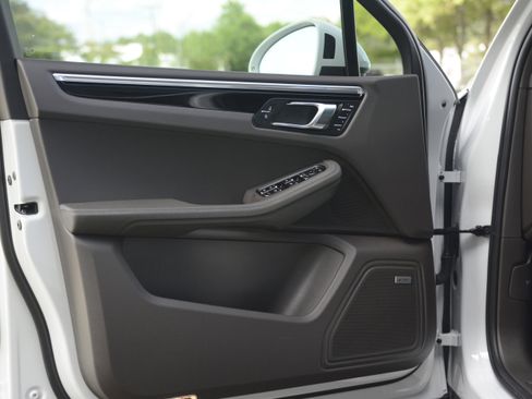 Certified 2021 Porsche Macan AWD/4WD image 13