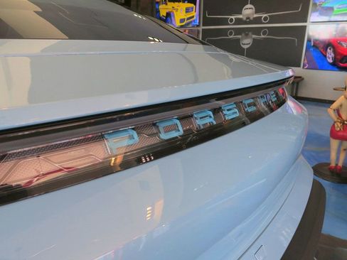 Used 2022 Porsche Taycan image 33