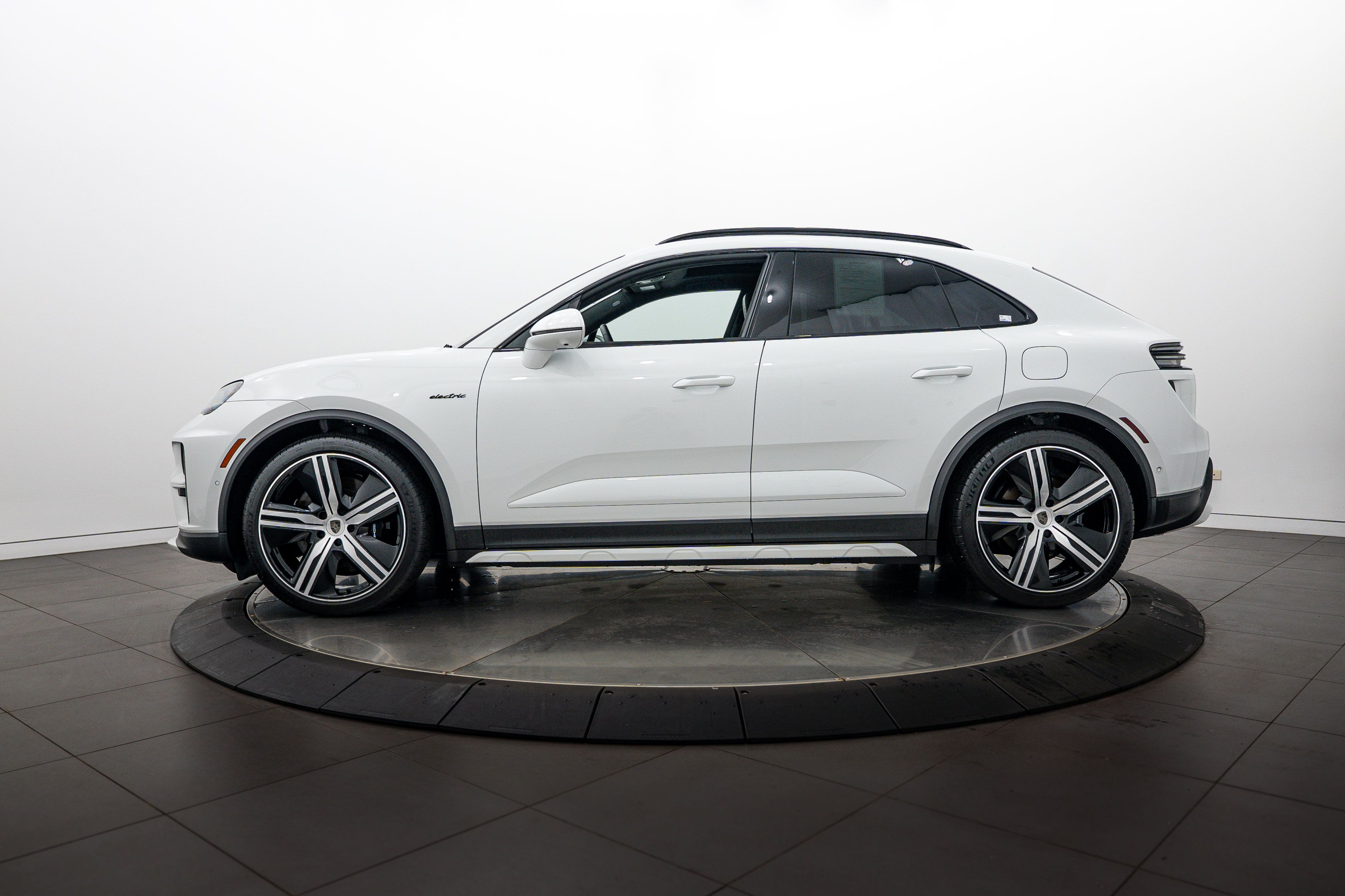 Certified 2025 Porsche Macan Turbo Electric AWD/4WD image 2