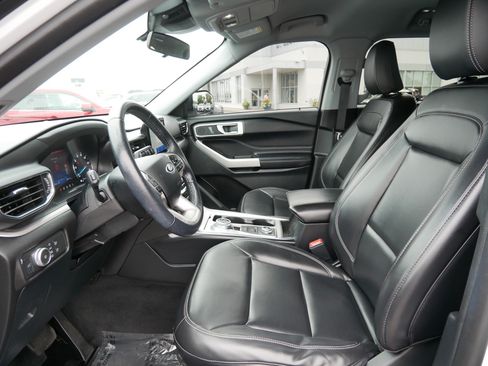 Used 2021 Ford Explorer XLT w/ Equipment Group 202A AWD/4WD image 21