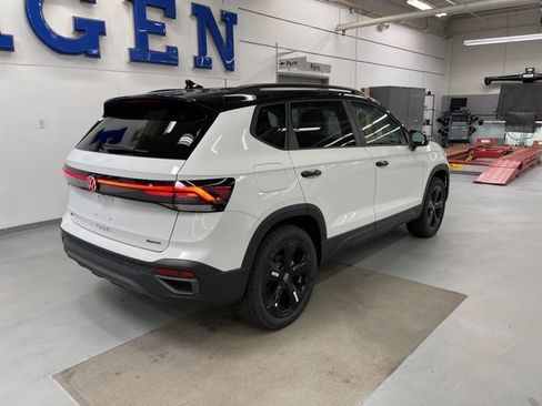New 2026 Volkswagen Taos SE image 4