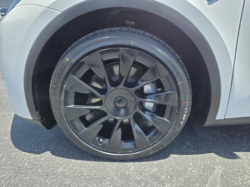 Used 2023 Tesla Model Y Long Range AWD/4WD image 32
