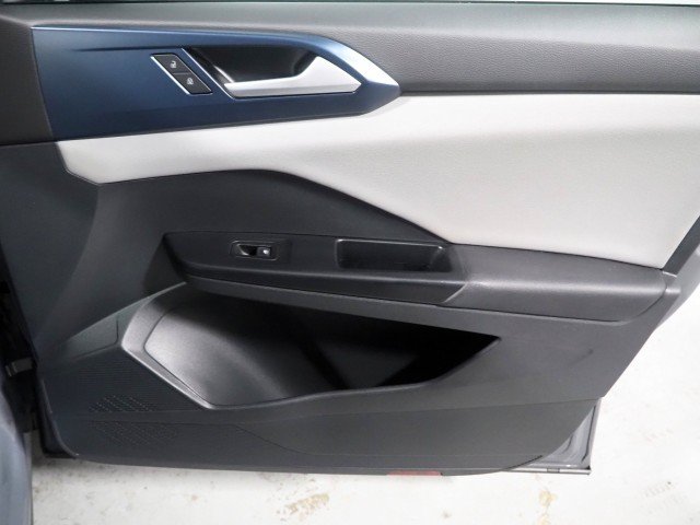 Used 2023 Volkswagen Taos SE w/ Sunroof Package w/ Panoramic Sunroof Package FWD image 48