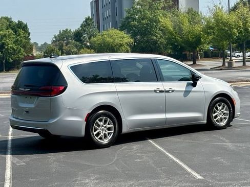 Used 2024 Chrysler Pacifica Touring-L FWD image 6