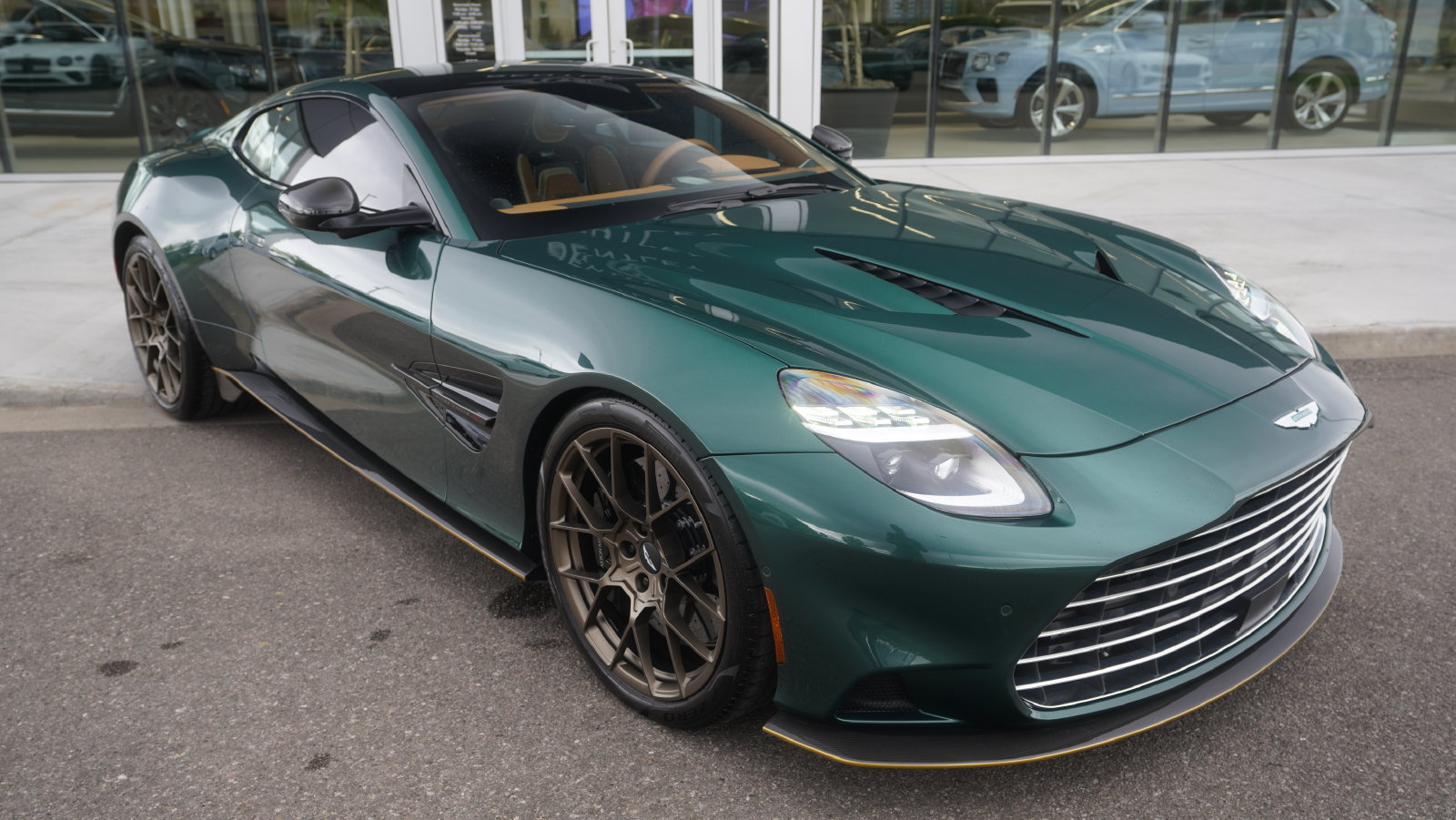 Used 2025 Aston Martin Vanquish RWD image 21
