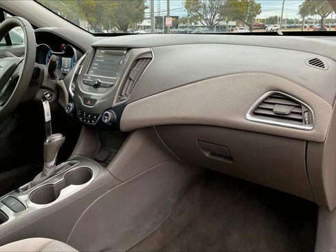 Used 2017 Chevrolet Cruze LT image 23