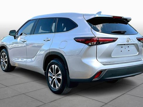 Used 2024 Toyota Highlander XLE image 12