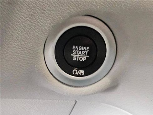 Used 2023 Chrysler Pacifica Touring-L FWD image 18