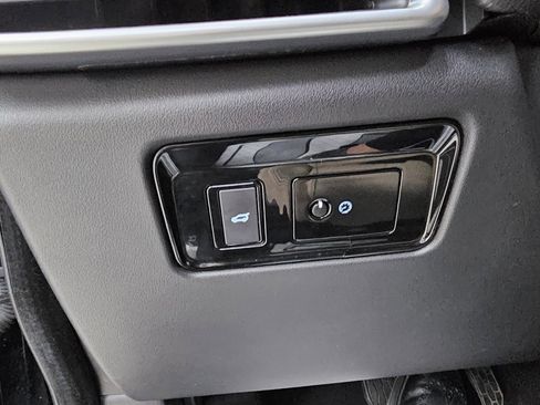 Used 2017 Jaguar F-PACE Premium image 36