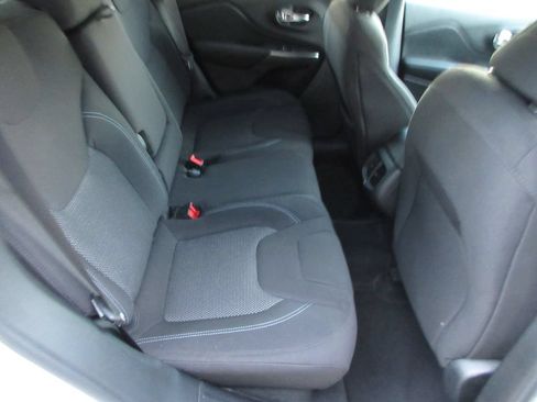 Used 2020 Jeep Cherokee Latitude FWD image 18