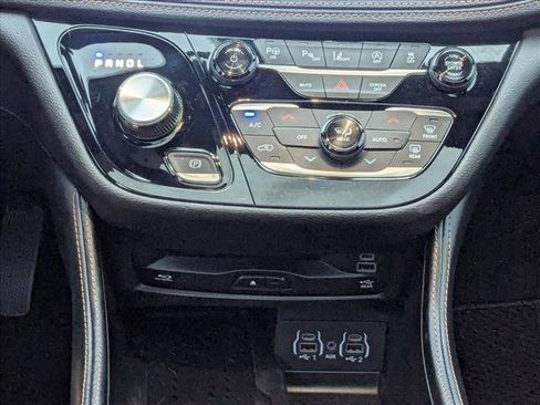 Used 2025 Chrysler Pacifica Pinnacle image 16