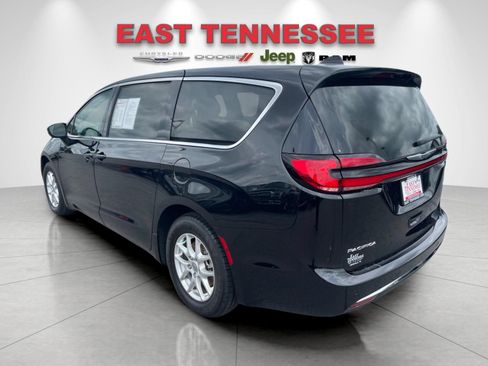 Used 2023 Chrysler Pacifica Touring-L FWD image 5