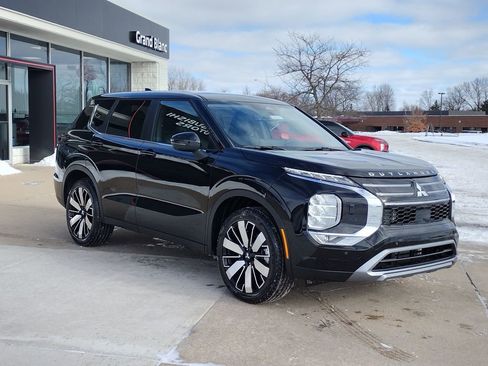 New 2026 Mitsubishi Outlander SE image 13